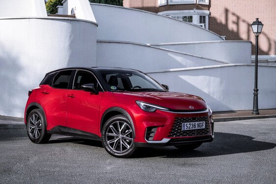 LEXUS MARKĄ PREMIUM NR 1 WŚRÓD OSÓB PRYWATNYCH. LBX, NX I ES ZE WZROSTEM