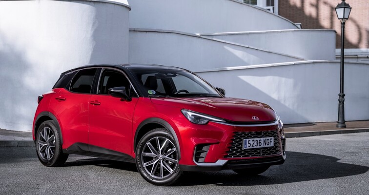 LEXUS MARKĄ PREMIUM NR 1 WŚRÓD OSÓB PRYWATNYCH. LBX, NX I ES ZE WZROSTEM