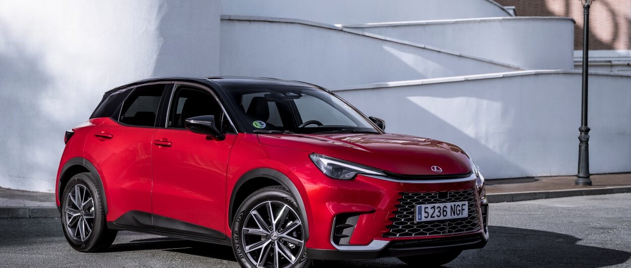 LEXUS MARKĄ PREMIUM NR 1 WŚRÓD OSÓB PRYWATNYCH. LBX, NX I ES ZE WZROSTEM