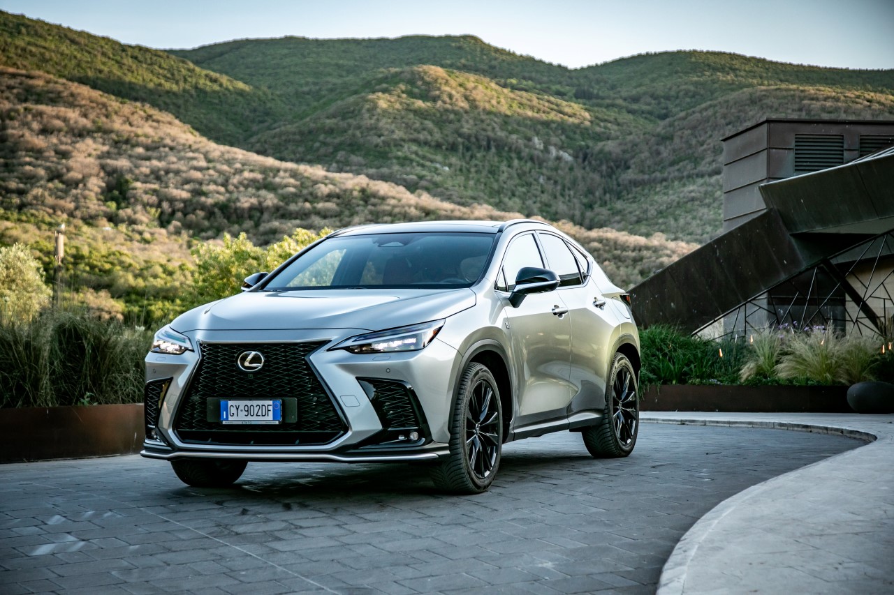 LEXUS MARKĄ PREMIUM NR 1 WŚRÓD OSÓB PRYWATNYCH. LBX, NX I ES ZE WZROSTEM