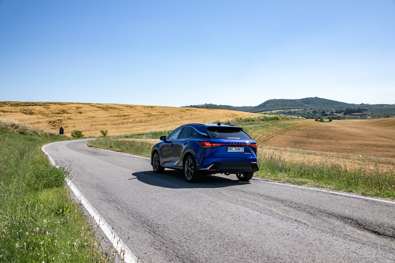 LEXUS MARKĄ PREMIUM NR 1 WŚRÓD OSÓB PRYWATNYCH. LBX, NX I ES ZE WZROSTEM