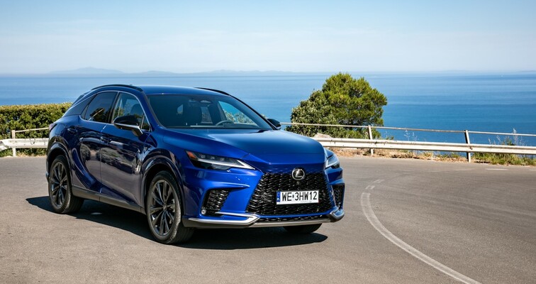DYNAMICZNY I WYDAJNY LEXUS RX 450h+. 309 KM MOCY I NAWET 70 KM ZASIĘGU W TRYBIE EV