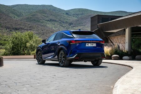DYNAMICZNY I WYDAJNY LEXUS RX 450h+. 309 KM MOCY I NAWET 70 KM ZASIĘGU W TRYBIE EV