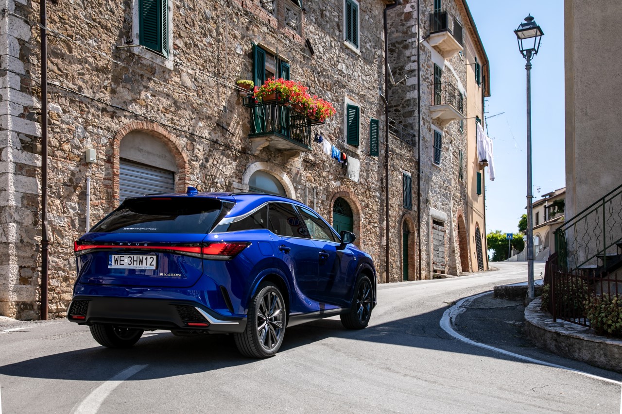 DYNAMICZNY I WYDAJNY LEXUS RX 450h+. 309 KM MOCY I NAWET 70 KM ZASIĘGU W TRYBIE EV