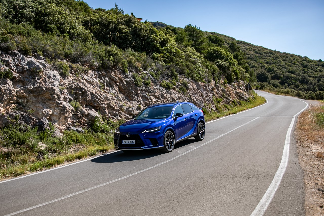 DYNAMICZNY I WYDAJNY LEXUS RX 450h+. 309 KM MOCY I NAWET 70 KM ZASIĘGU W TRYBIE EV