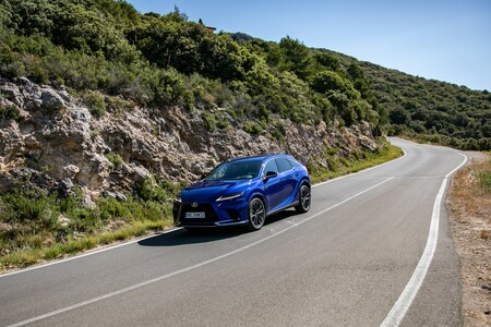 DYNAMICZNY I WYDAJNY LEXUS RX 450h+. 309 KM MOCY I NAWET 70 KM ZASIĘGU W TRYBIE EV