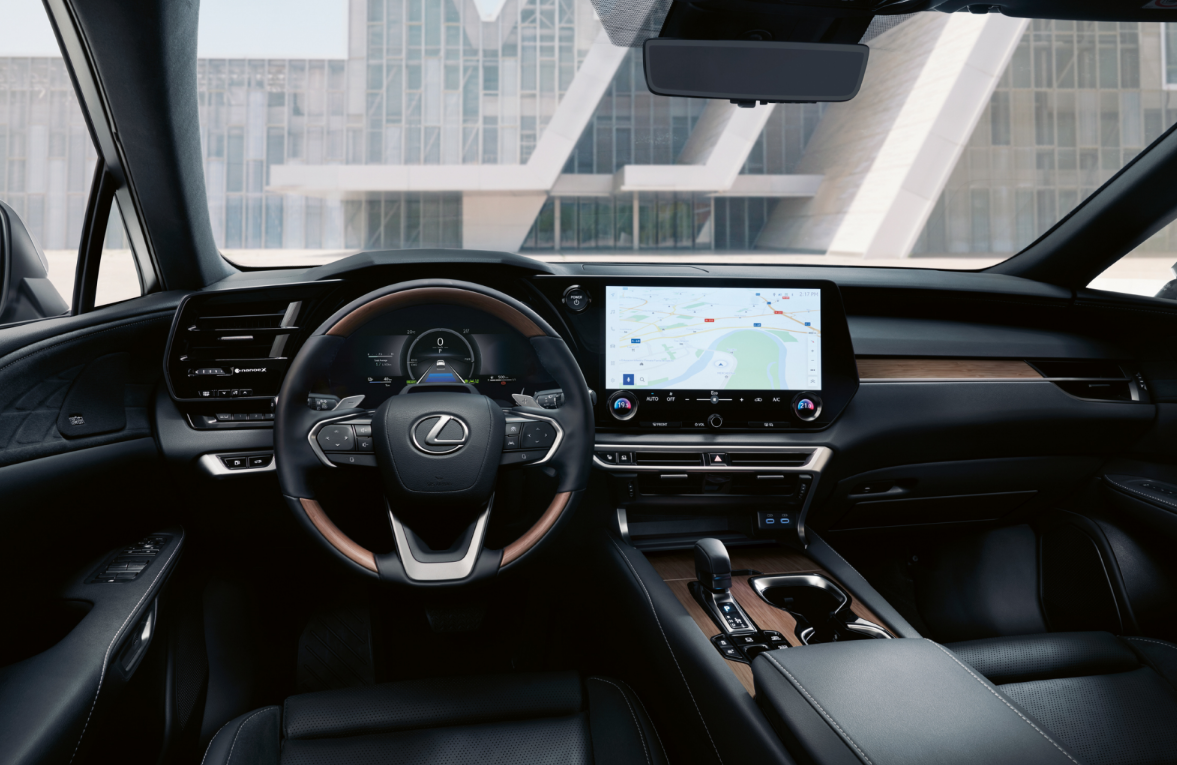 DYNAMICZNY I WYDAJNY LEXUS RX 450h+. 309 KM MOCY I NAWET 70 KM ZASIĘGU W TRYBIE EV