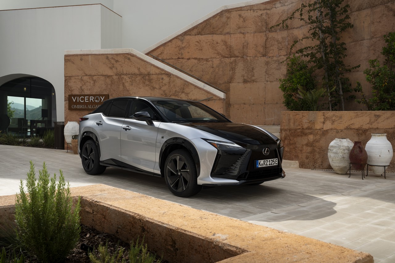 LEXUS RZ 550e F SPORT Z WOLANTEM I WIRTUALNĄ ZMIANĄ PRZEŁOŻEŃ MANETKAMI