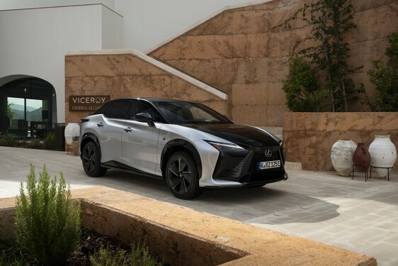 LEXUS RZ 550e F SPORT Z WOLANTEM I WIRTUALNĄ ZMIANĄ PRZEŁOŻEŃ MANETKAMI