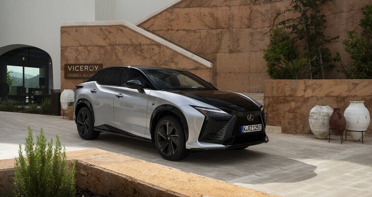 LEXUS RZ 550e F SPORT Z WOLANTEM I WIRTUALNĄ ZMIANĄ PRZEŁOŻEŃ MANETKAMI