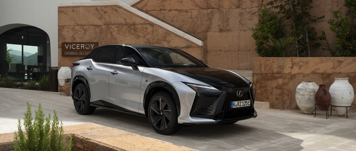 LEXUS RZ 550e F SPORT Z WOLANTEM I WIRTUALNĄ ZMIANĄ PRZEŁOŻEŃ MANETKAMI