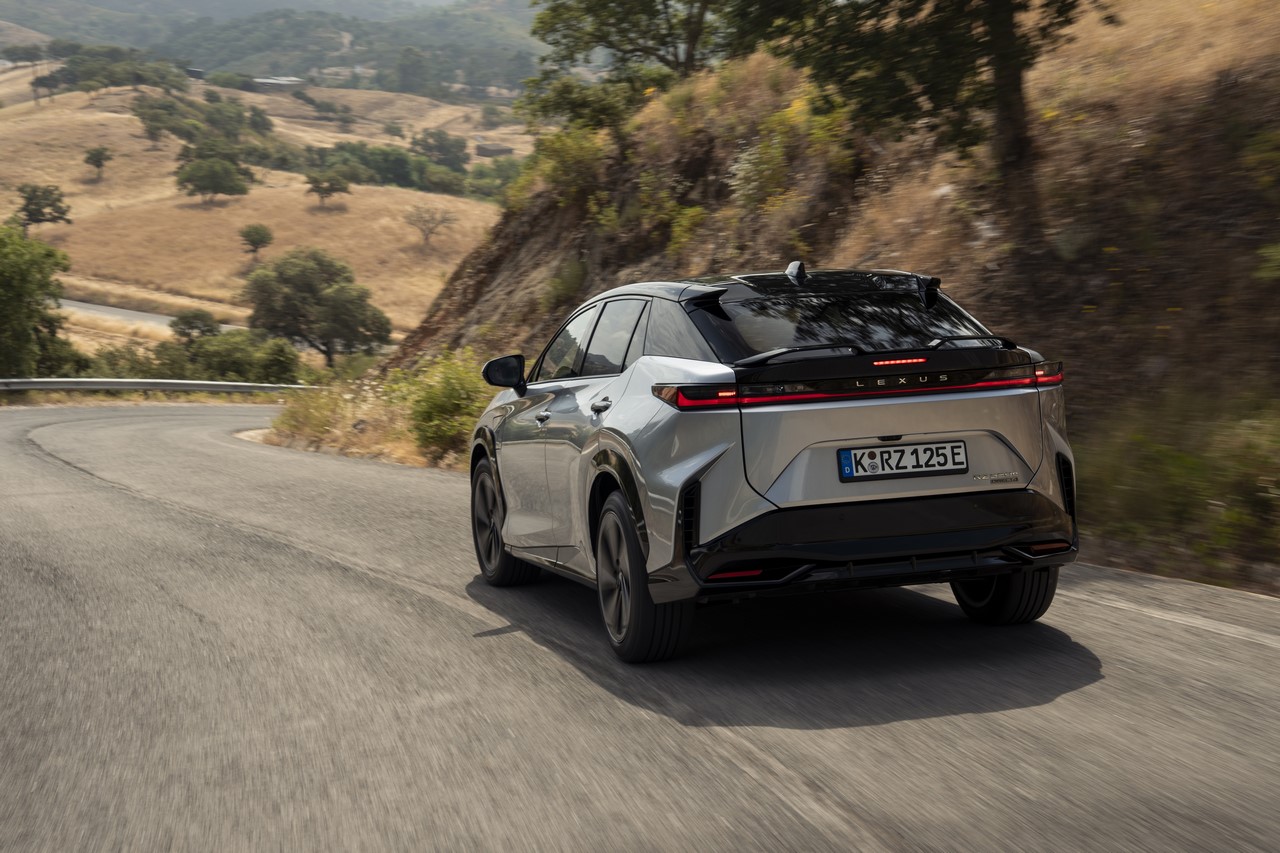 LEXUS RZ 550e F SPORT Z WOLANTEM I WIRTUALNĄ ZMIANĄ PRZEŁOŻEŃ MANETKAMI