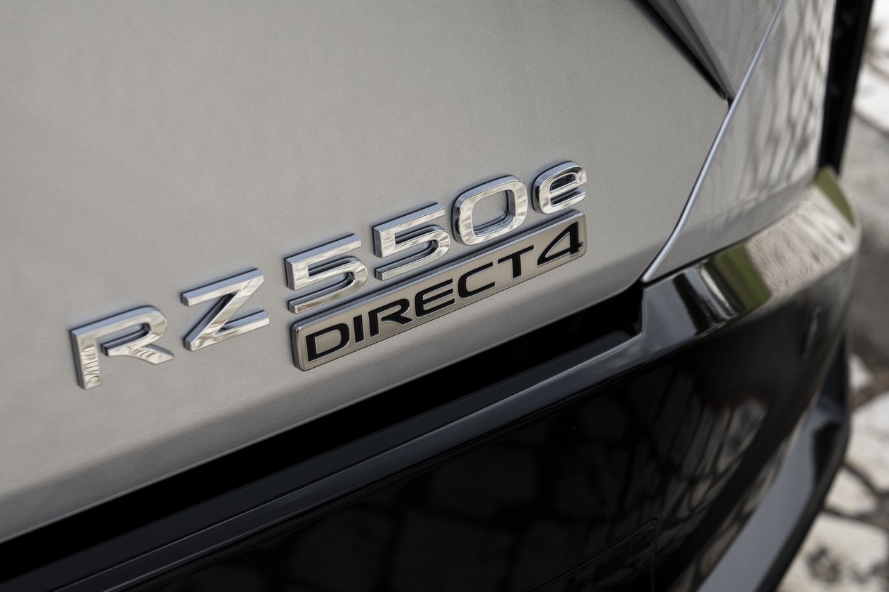 LEXUS RZ 550e F SPORT Z WOLANTEM I WIRTUALNĄ ZMIANĄ PRZEŁOŻEŃ MANETKAMI