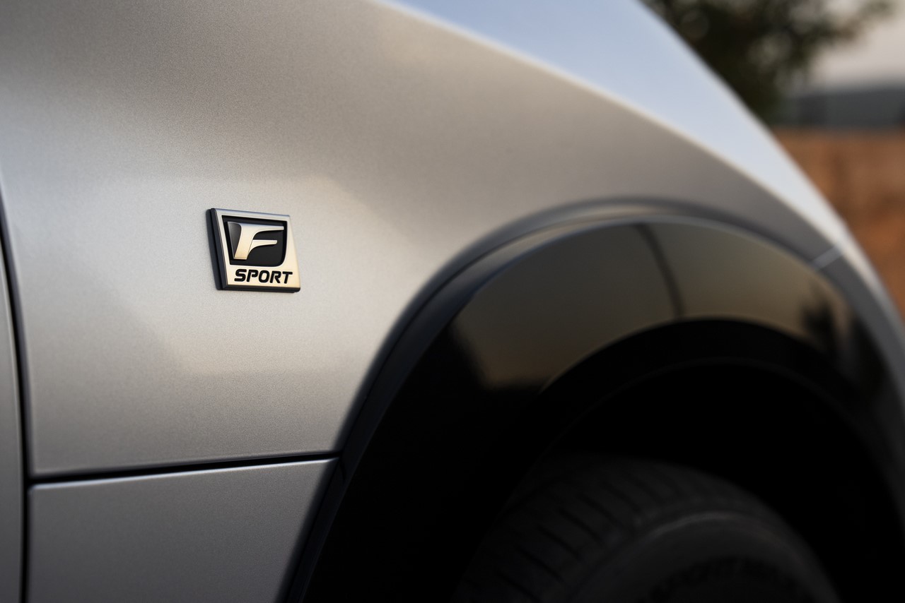 LEXUS RZ 550e F SPORT Z WOLANTEM I WIRTUALNĄ ZMIANĄ PRZEŁOŻEŃ MANETKAMI