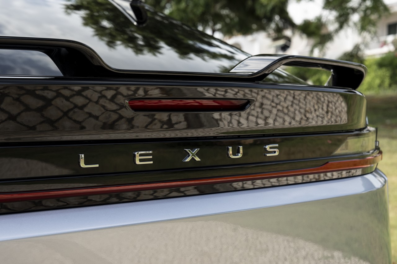 LEXUS RZ 550e F SPORT Z WOLANTEM I WIRTUALNĄ ZMIANĄ PRZEŁOŻEŃ MANETKAMI