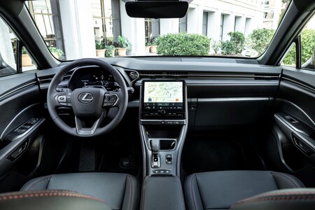 PIĘĆ TYSIĘCY LEXUSÓW LBX SPRZEDANYCH W POLSCE. TE WERSJE ZAMAWIANO NAJCZĘŚCIEJ