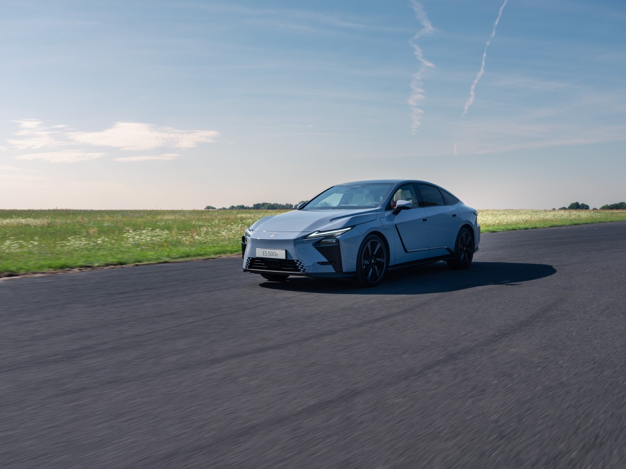 NOWY ES Z LEXUS SAFETY SYSTEM +4. JESZCZE WYŻSZY POZIOM BEZPIECZEŃSTWA W STANDARDZIE