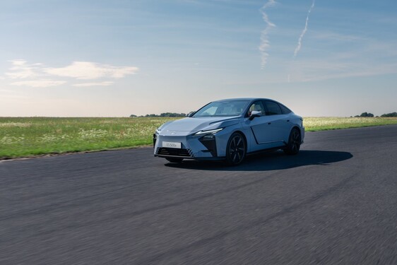 NOWY ES Z LEXUS SAFETY SYSTEM +4. JESZCZE WYŻSZY POZIOM BEZPIECZEŃSTWA W STANDARDZIE