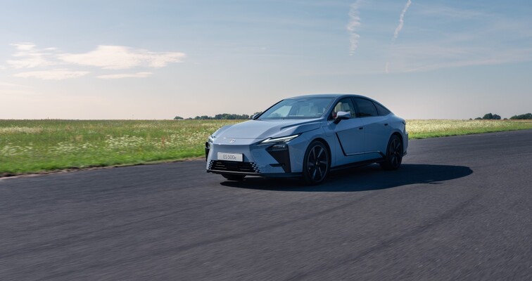 NOWY ES Z LEXUS SAFETY SYSTEM +4. JESZCZE WYŻSZY POZIOM BEZPIECZEŃSTWA W STANDARDZIE