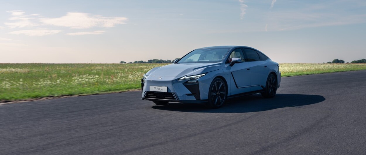 NOWY ES Z LEXUS SAFETY SYSTEM +4. JESZCZE WYŻSZY POZIOM BEZPIECZEŃSTWA W STANDARDZIE