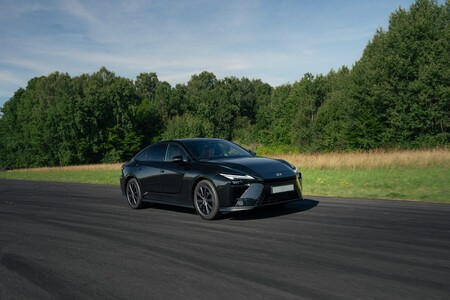 NOWY ES Z LEXUS SAFETY SYSTEM +4. JESZCZE WYŻSZY POZIOM BEZPIECZEŃSTWA W STANDARDZIE