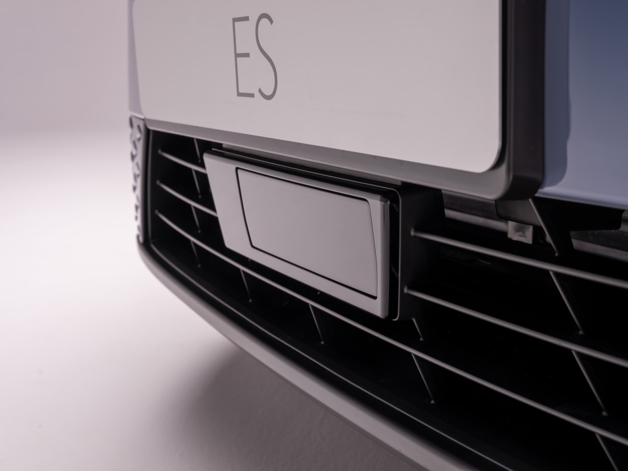 NOWY ES Z LEXUS SAFETY SYSTEM +4. JESZCZE WYŻSZY POZIOM BEZPIECZEŃSTWA W STANDARDZIE