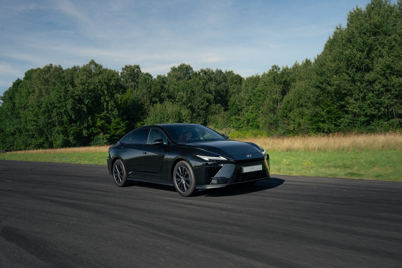 NOWY ES Z LEXUS SAFETY SYSTEM +4. JESZCZE WYŻSZY POZIOM BEZPIECZEŃSTWA W STANDARDZIE