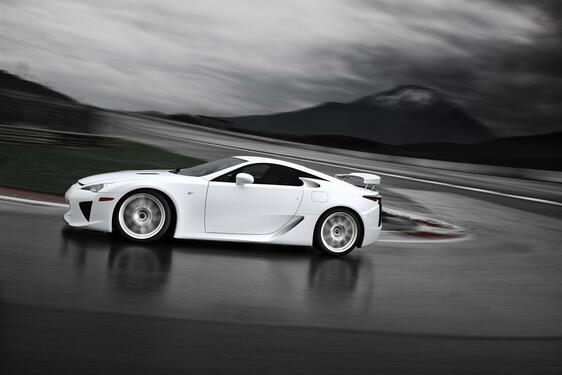 15 LAT TEMU PIERWSZY LEXUS LFA OPUŚCIŁ FABRYKĘ MOTOMACHI. LEGENDA MOTORYZACJI Z SILNIKIEM V10