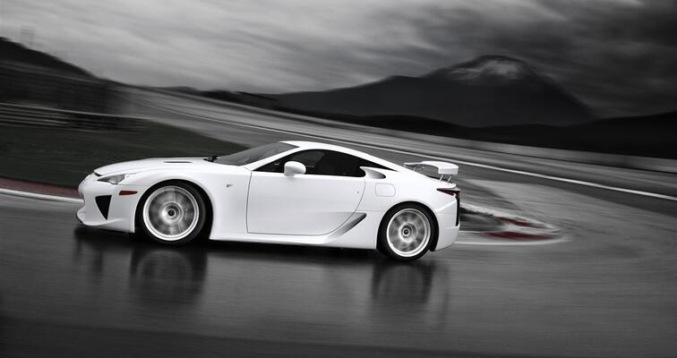 15 LAT TEMU PIERWSZY LEXUS LFA OPUŚCIŁ FABRYKĘ MOTOMACHI. LEGENDA MOTORYZACJI Z SILNIKIEM V10