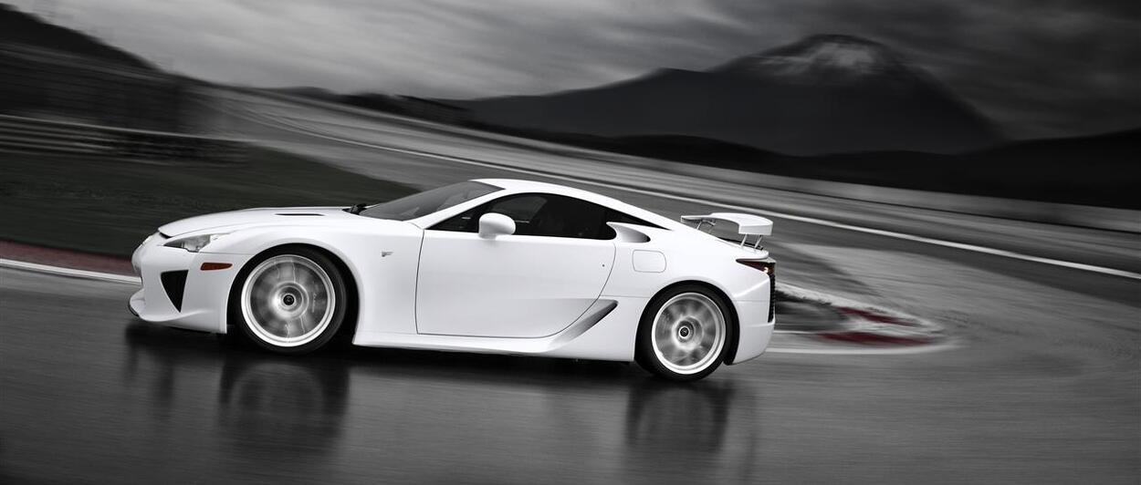 15 LAT TEMU PIERWSZY LEXUS LFA OPUŚCIŁ FABRYKĘ MOTOMACHI. LEGENDA MOTORYZACJI Z SILNIKIEM V10