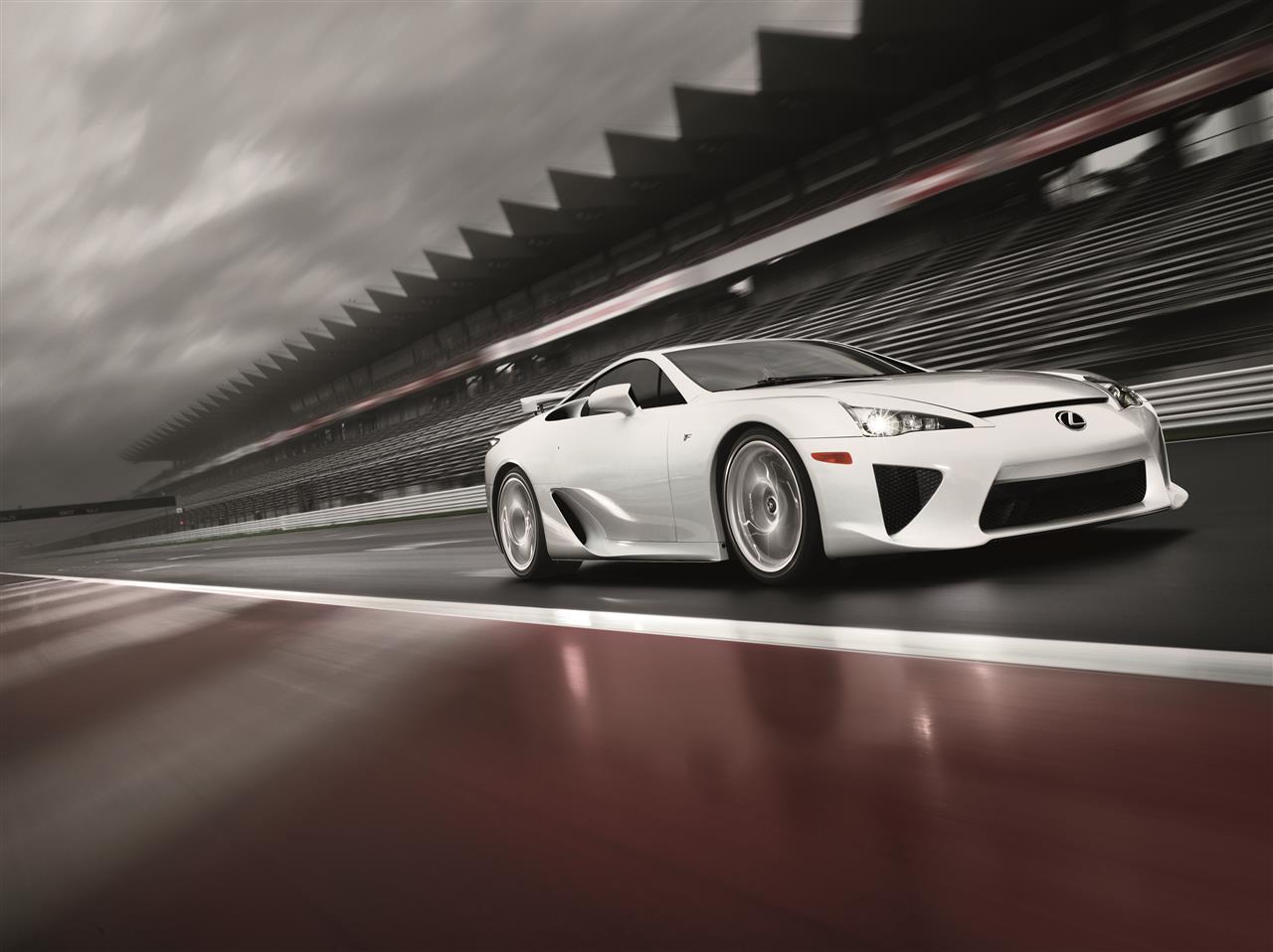 15 LAT TEMU PIERWSZY LEXUS LFA OPUŚCIŁ FABRYKĘ MOTOMACHI. LEGENDA MOTORYZACJI Z SILNIKIEM V10