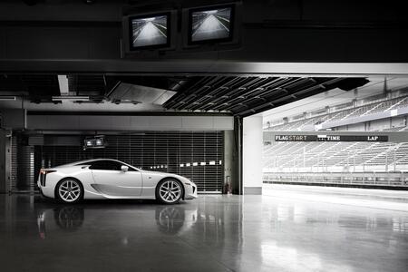 15 LAT TEMU PIERWSZY LEXUS LFA OPUŚCIŁ FABRYKĘ MOTOMACHI. LEGENDA MOTORYZACJI Z SILNIKIEM V10