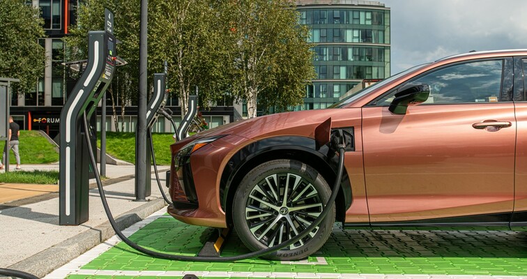 W 2025 ROKU PODWOJONO LICZBĘ PUNKTÓW ŁADOWANIA W LEXUS CHARGING NETWORK W POLSCE