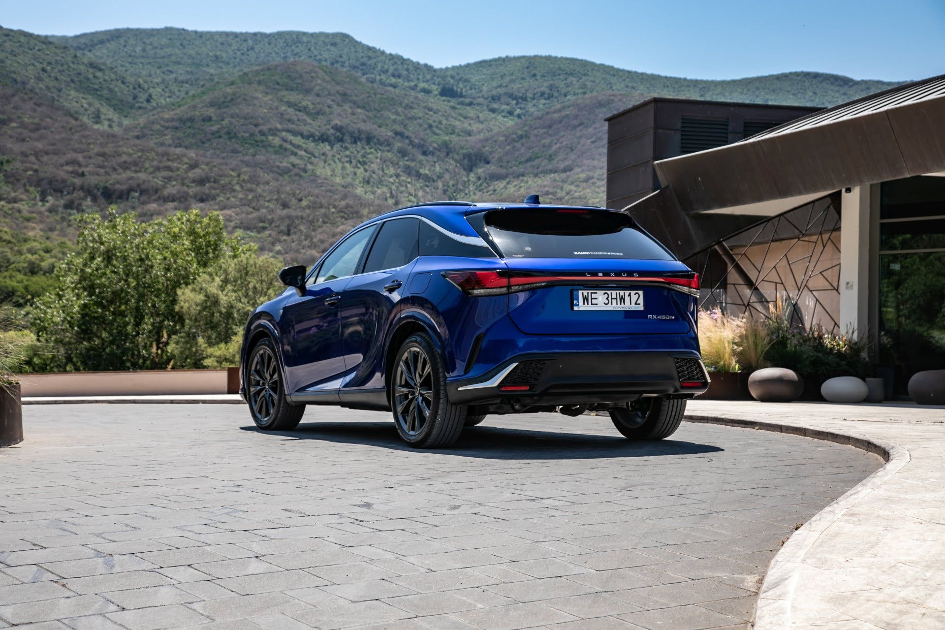 LEXUS RX W WYPRZEDAŻY ROCZNIKA 2025. WYBRANE WERSJE W SPECJALNYCH CENACH