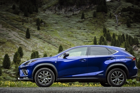 LEXUS SPRZEDAŁ W POLSCE JUŻ PONAD 30 TYS. EGZEMPLARZY SUV-A NX. 83% AUT TO HYBRYDY
