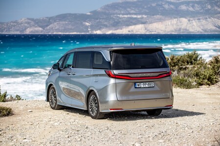 LEXUS LM WYBRANY NAJLEPSZYM MODELEM W SEGMENCIE PRZEZ BRANŻOWYCH EKSPERTÓW