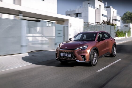 PONAD 100 000 LEXUSÓW LBX SPRZEDANYCH W NIESPEŁNA DWA LATA. SPEKTAKULARNY SUKCES HYBRYDOWEGO CROSSOVERA