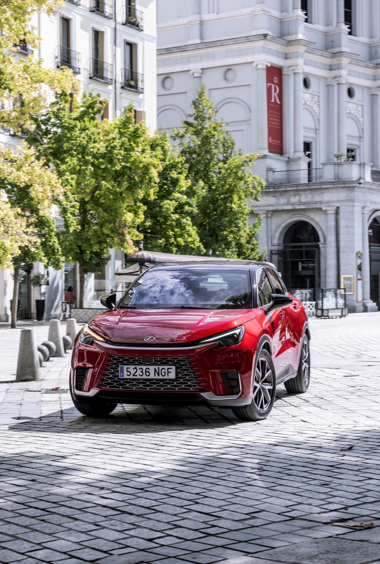 PONAD 100 000 LEXUSÓW LBX SPRZEDANYCH W NIESPEŁNA DWA LATA. SPEKTAKULARNY SUKCES HYBRYDOWEGO CROSSOVERA