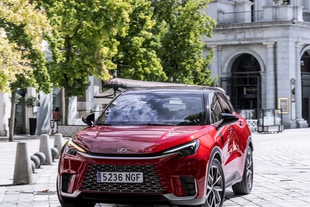 PONAD 100 000 LEXUSÓW LBX SPRZEDANYCH W NIESPEŁNA DWA LATA. SPEKTAKULARNY SUKCES HYBRYDOWEGO CROSSOVERA