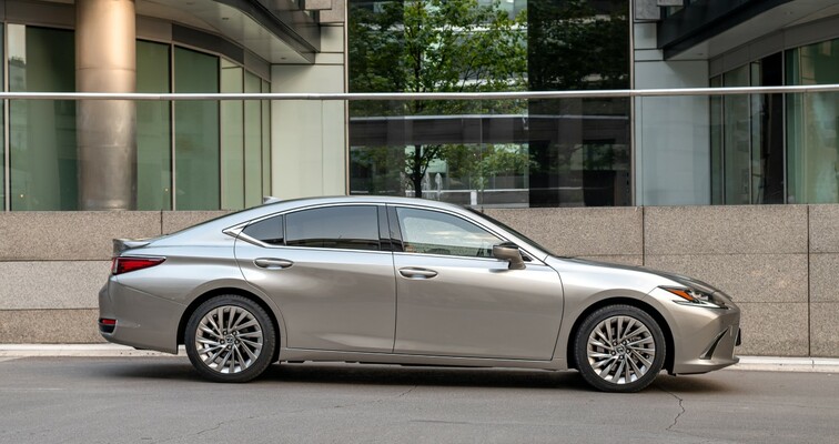 HYBRYDOWY LEXUS ES NAJLEPSZĄ LIMUZYNĄ FLOTOWĄ. W NAJMIE KINTO ONE TERAZ JUŻ OD 990 ZŁ NETTO