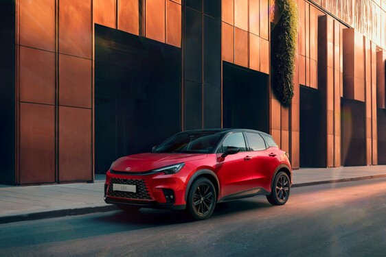 LIMITOWANY LEXUS LBX VIBRANT EDITION. UNIKALNE DODATKI, PALETA SPECJALNYCH LAKIERÓW I TAPICERKA Z LIMUZYNY LS