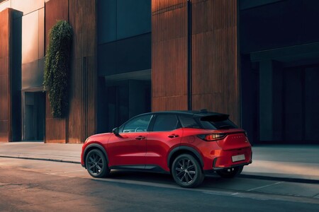 LIMITOWANY LEXUS LBX VIBRANT EDITION. UNIKALNE DODATKI, PALETA SPECJALNYCH LAKIERÓW I TAPICERKA Z LIMUZYNY LS