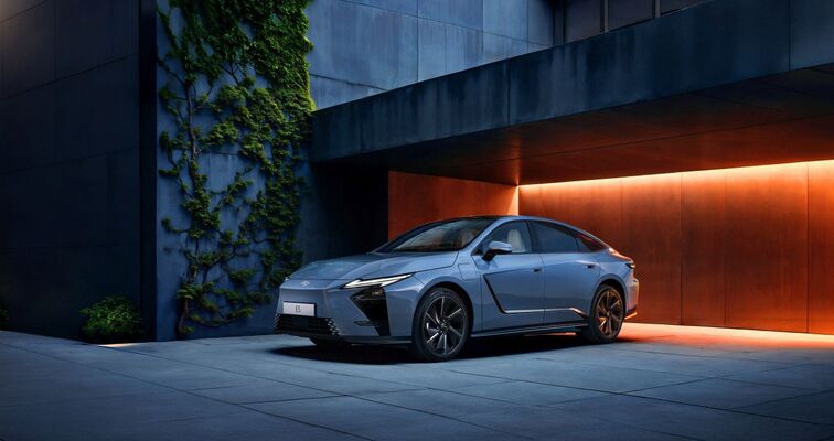 NOWY LEXUS ES. JAK ZAPROJEKTOWANO ELEGANCKIEGO SEDANA NOWEJ ERY