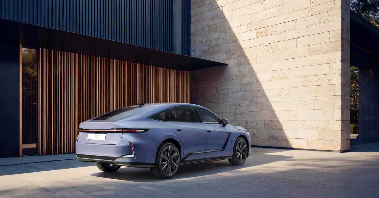 NOWY LEXUS ES. JAK ZAPROJEKTOWANO ELEGANCKIEGO SEDANA NOWEJ ERY