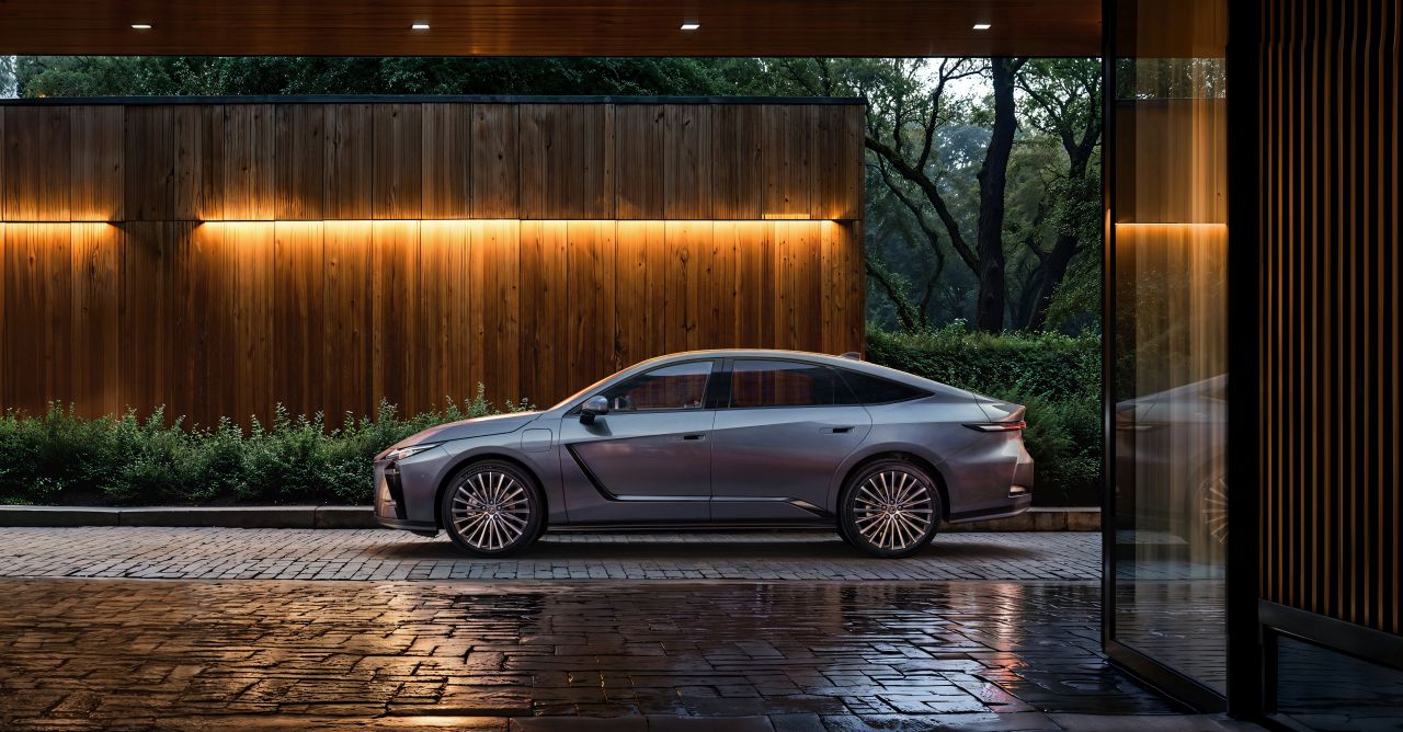 NOWY LEXUS ES. JAK ZAPROJEKTOWANO ELEGANCKIEGO SEDANA NOWEJ ERY