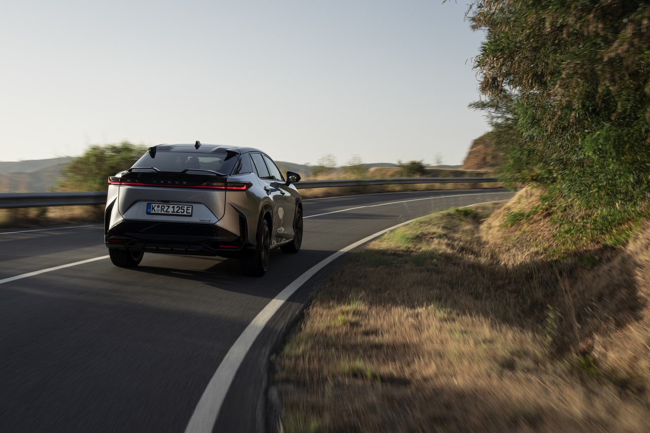 ROZPOCZĘŁY SIĘ JAZDY TESTOWE ELEKTRYCZNYM LEXUSEM RZ Z WOLANTEM ORAZ INNOWACYJNYM UKŁADEM KIEROWNICZYM