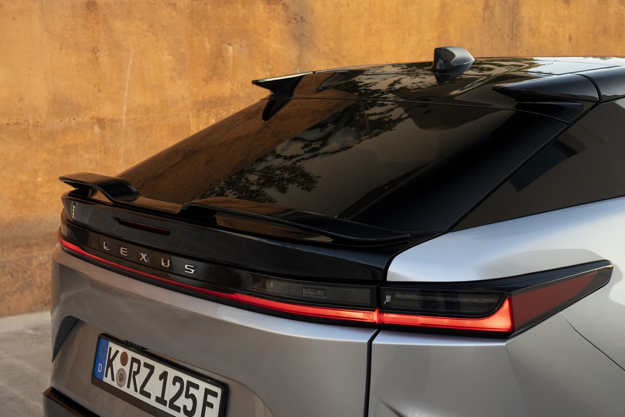 ROZPOCZĘŁY SIĘ JAZDY TESTOWE ELEKTRYCZNYM LEXUSEM RZ Z WOLANTEM ORAZ INNOWACYJNYM UKŁADEM KIEROWNICZYM