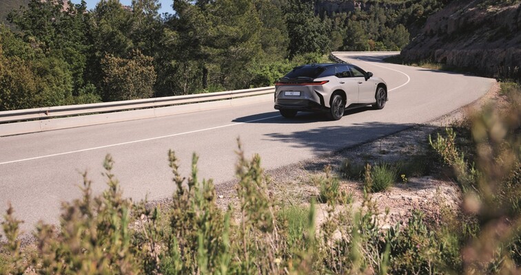 INTERACTIVE MANUAL DRIVE W LEXUSIE RZ TO WIĘCEJ EMOCJI I WIĘKSZA PRZYJEMNOŚĆ Z PROWADZENIA