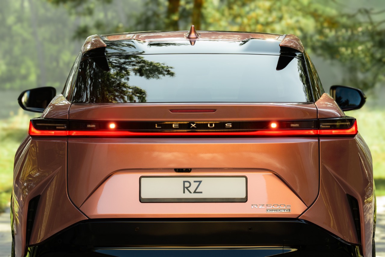 KAMPANIA REKLAMOWA NOWEGO LEXUSA RZ PREZENTUJE WYJĄTKOWE DETALE ELEKTRYCZNEGO SUV-A