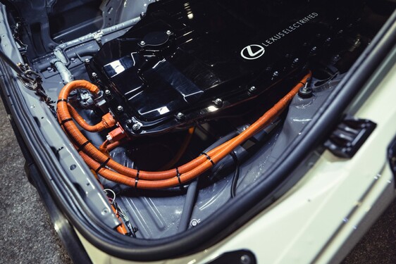 TECHNOLOGIA LEXUS ELECTRIFIED NAPĘDZA KULTOWY MODEL Z LAT 80.